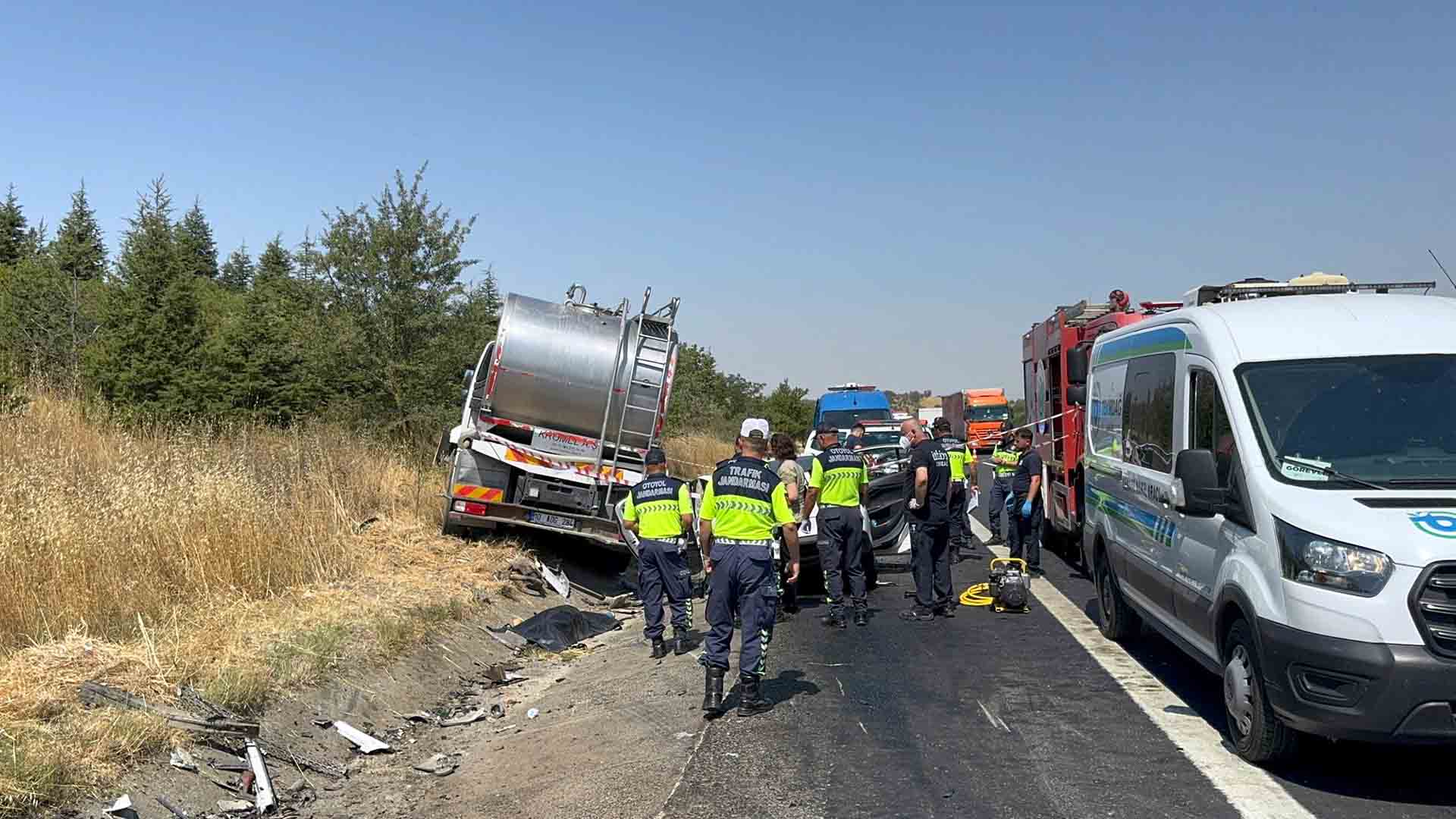 Kamyon Ile Otomobilin Çarpıştığı Kazada 4 Kişi Hayatını Kaybetti 8