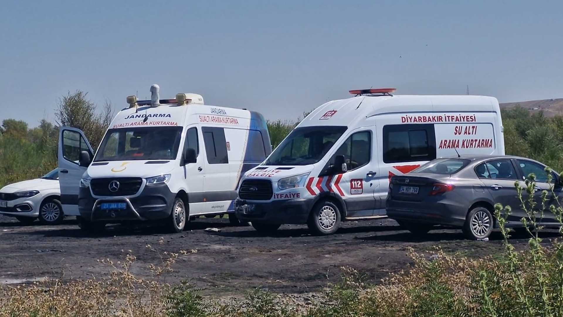 Kardeşi Ve Arkadaşını Kurtaran Babasına Yardım Için Suya Girmiş 1