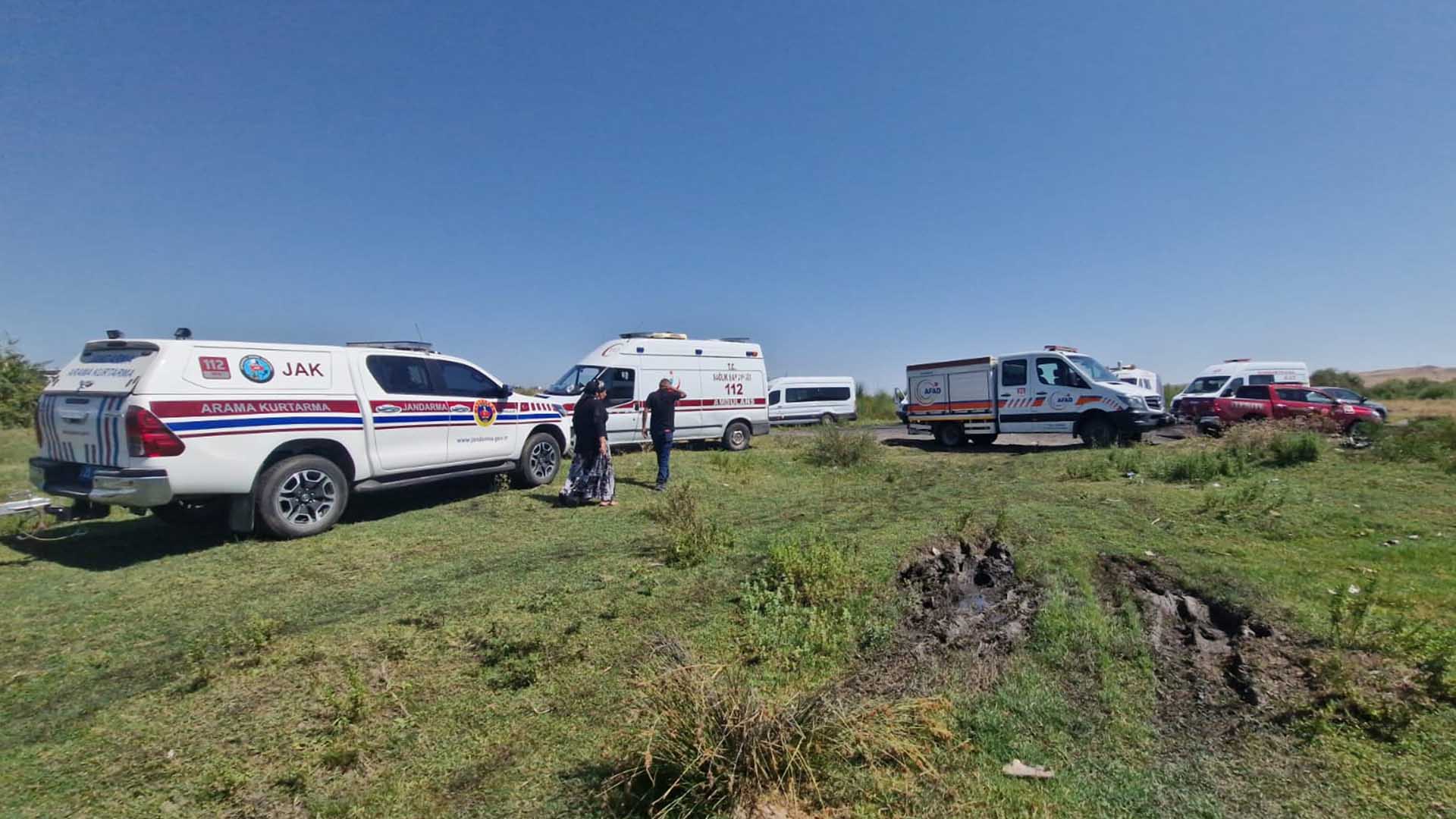 Kardeşi Ve Arkadaşını Kurtaran Babasına Yardım Için Suya Girmiş 2