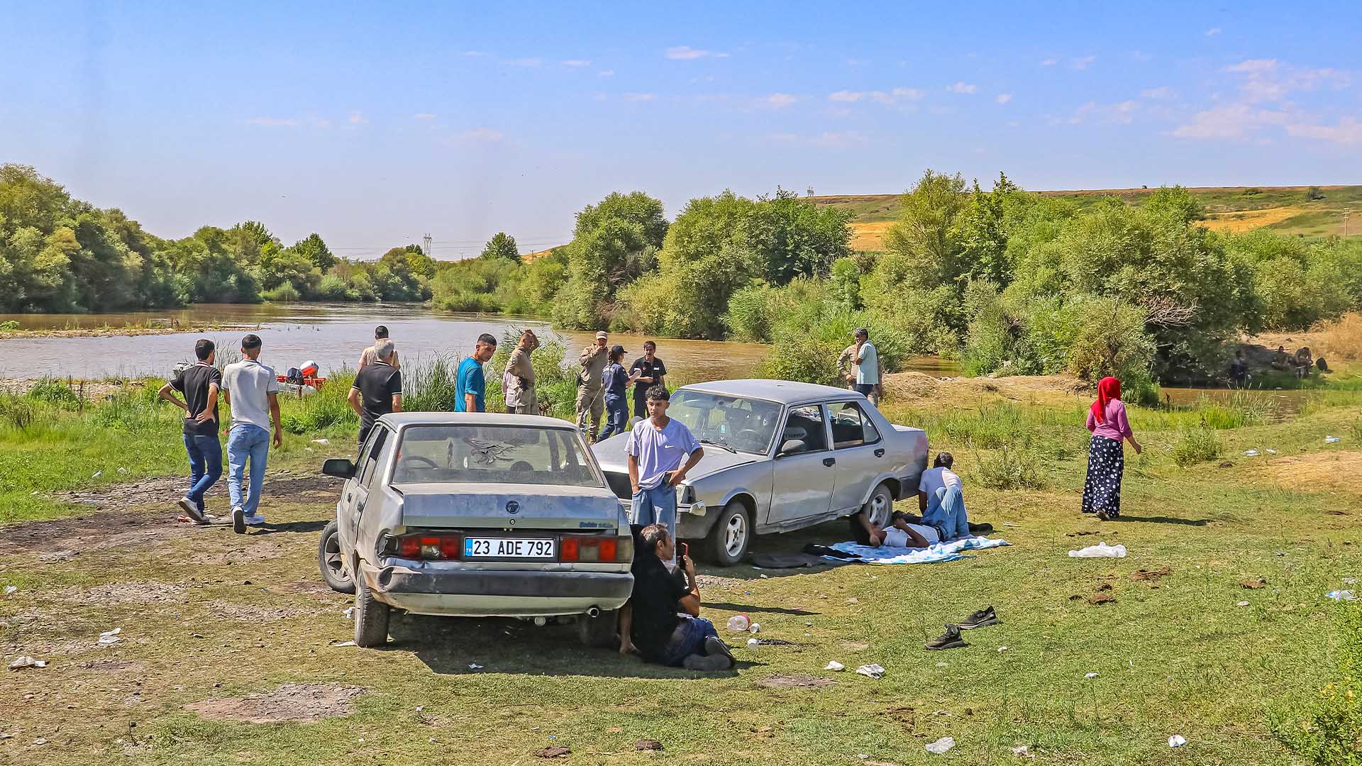 Kardeşi Ve Arkadaşını Kurtaran Babasına Yardım Için Suya Girmiş 3