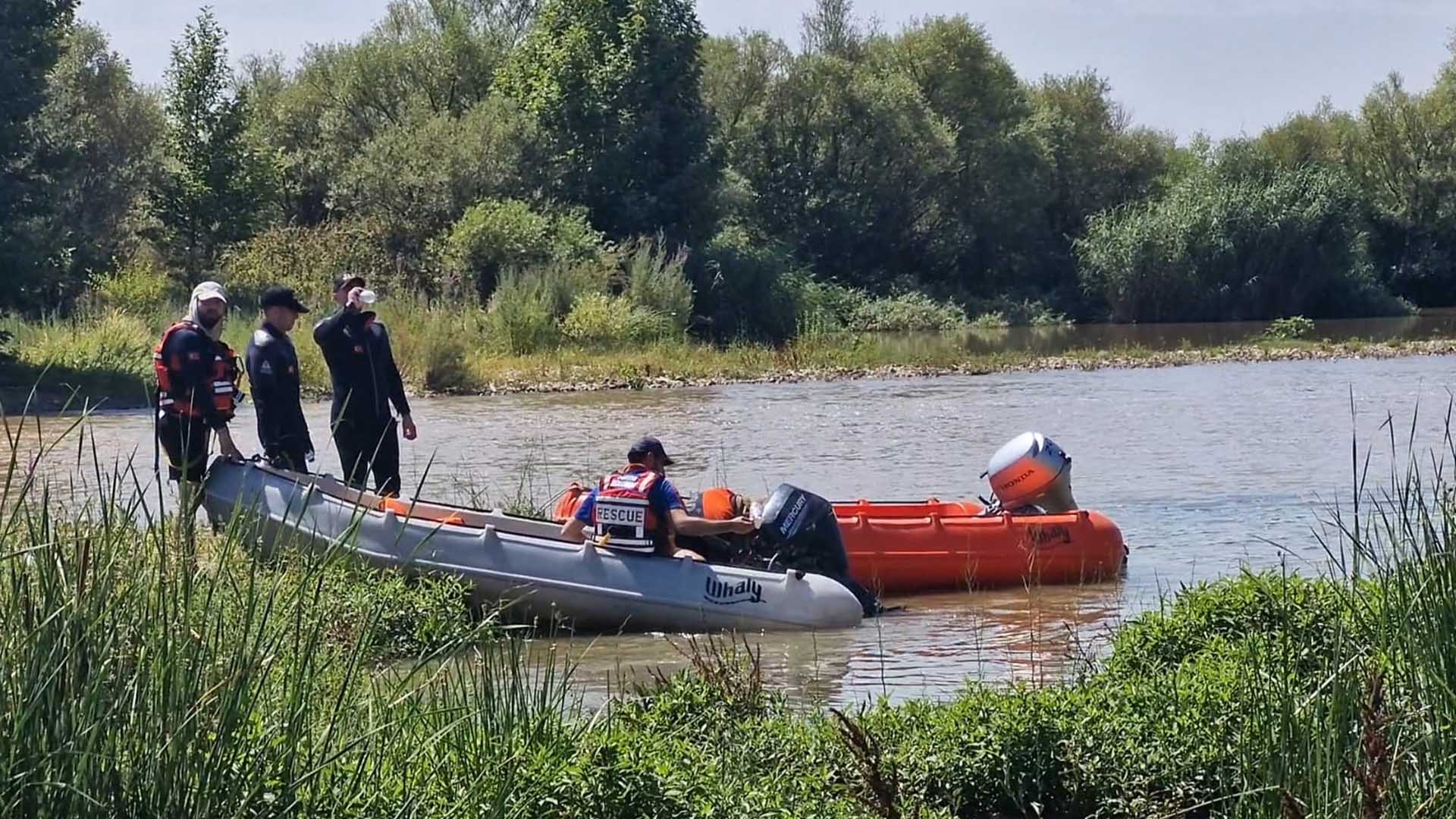 Kardeşi Ve Arkadaşını Kurtaran Babasına Yardım Için Suya Girmiş 4