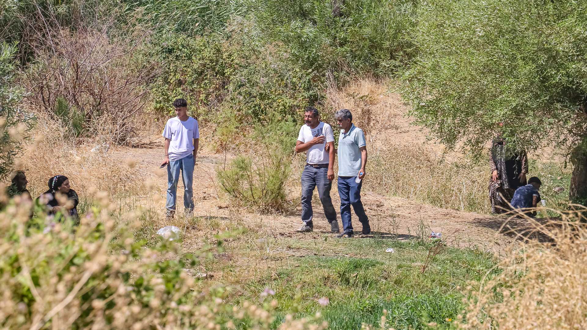 Kardeşi Ve Arkadaşını Kurtaran Babasına Yardım Için Suya Girmiş 6