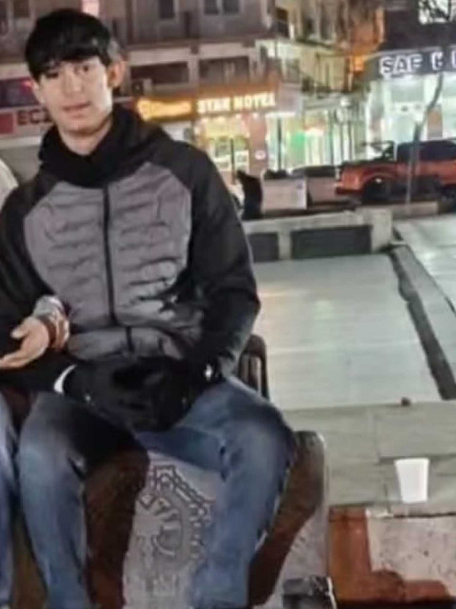 Kardeşi Ve Arkadaşını Kurtaran Babasına Yardım Için Suya Girmiş 7