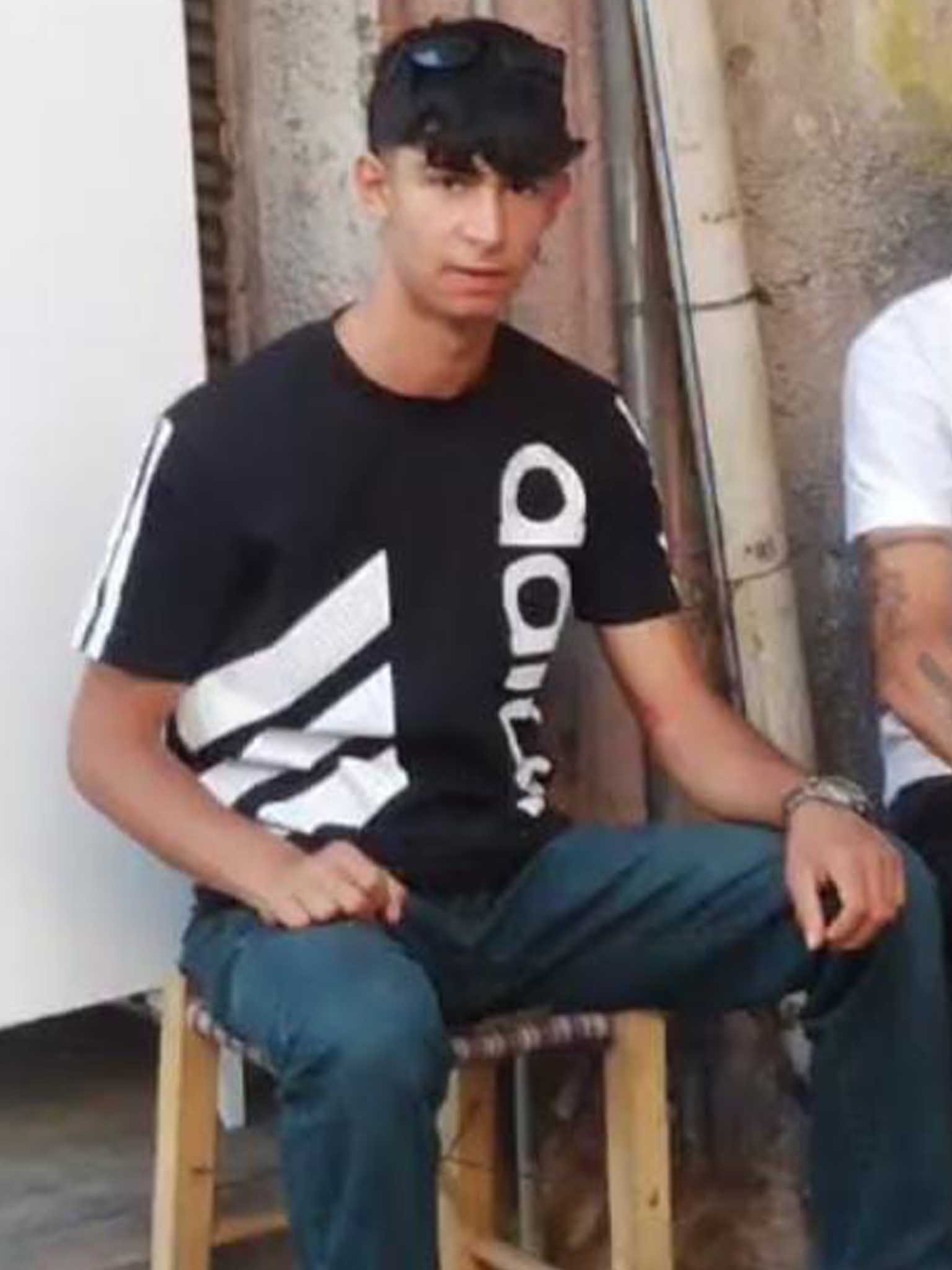 Kardeşi Ve Arkadaşını Kurtaran Babasına Yardım Için Suya Girmiş 8