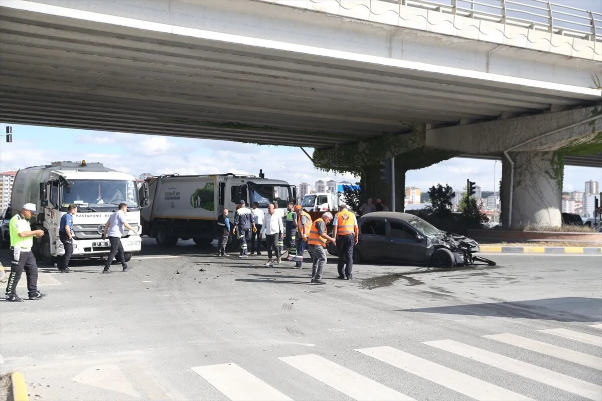 Kastamonu'da Minibüs Ile Otomobil Çarpıştı 4 Yaralı (1)