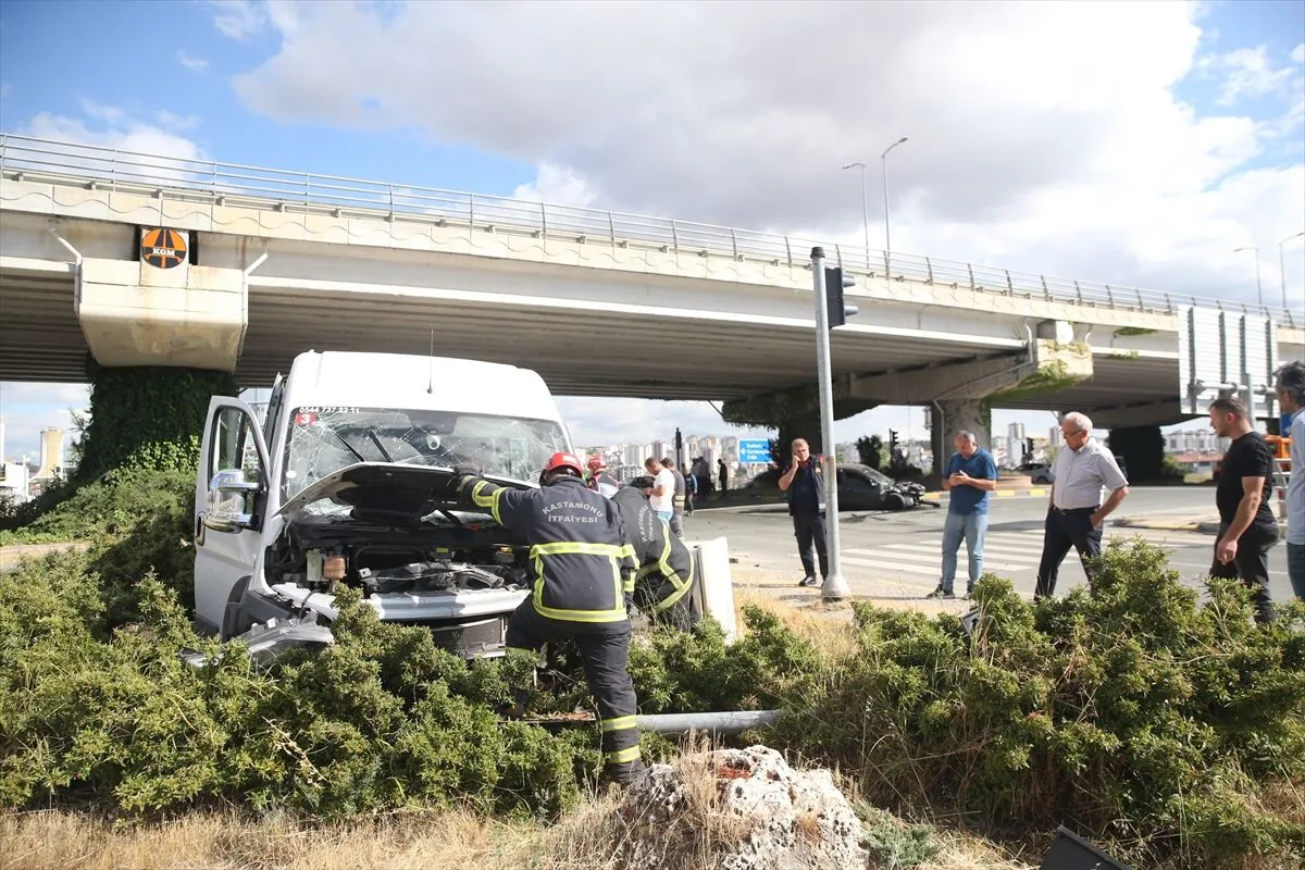 Kastamonu'da Minibüs Ile Otomobil Çarpıştı 4 Yaralı (3)