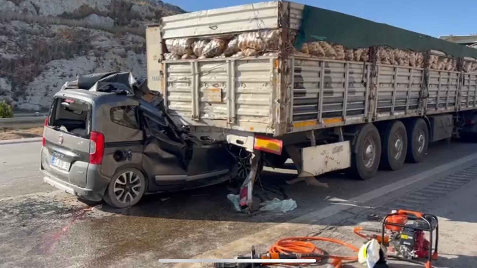 Kazada Hayatını Kaybeden Aynı Aileden 5 Kişi Diyarbakır'da Yan Yana Defnedildi 2