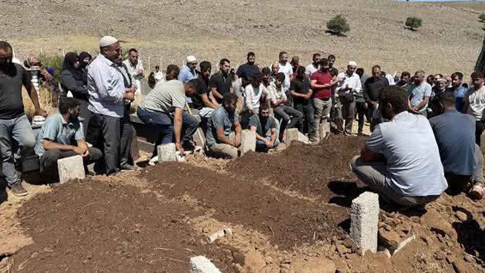Kazada Hayatını Kaybeden Aynı Aileden 5 Kişi Diyarbakır'da Yan Yana Defnedildi
