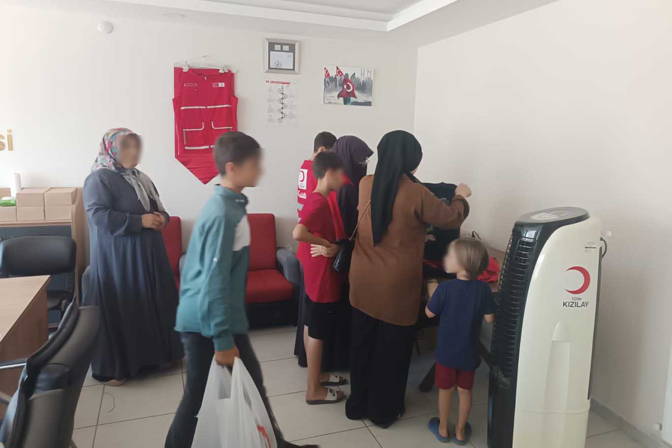 Kızılay Bismil Şubesi’nden Yüzlerce Aileye Giyim Yardımı 1