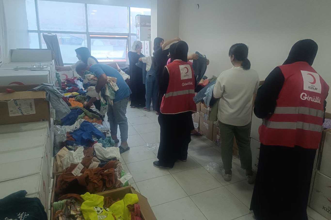 Kızılay Bismil Şubesi’nden Yüzlerce Aileye Giyim Yardımı 3