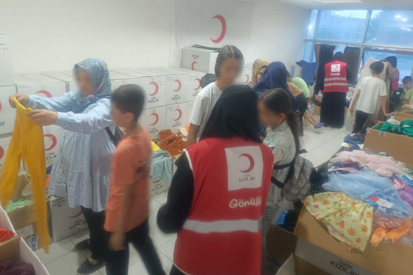 Kızılay Bismil Şubesi’nden Yüzlerce Aileye Giyim Yardımı 4