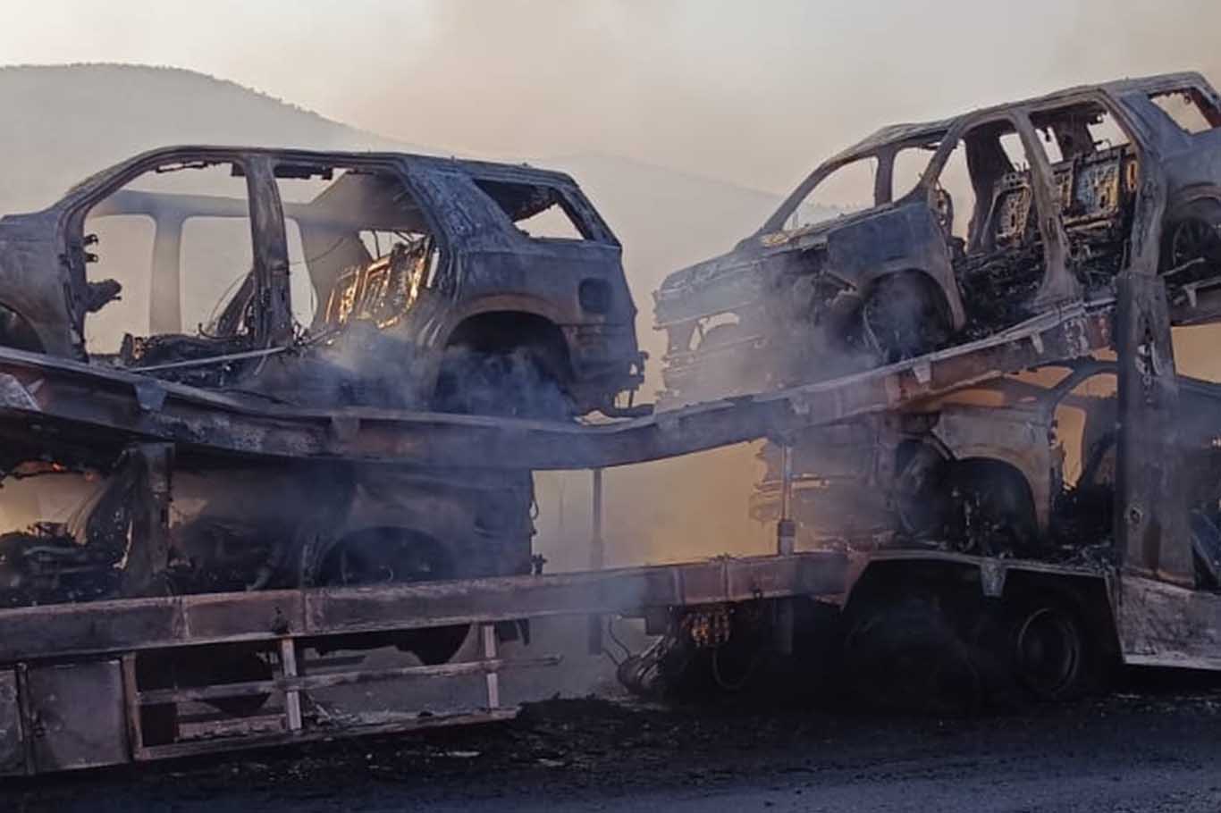 Lüks Araçları Taşıyan Tır Yandı, 5 Otomobil Hurdaya Döndü 2