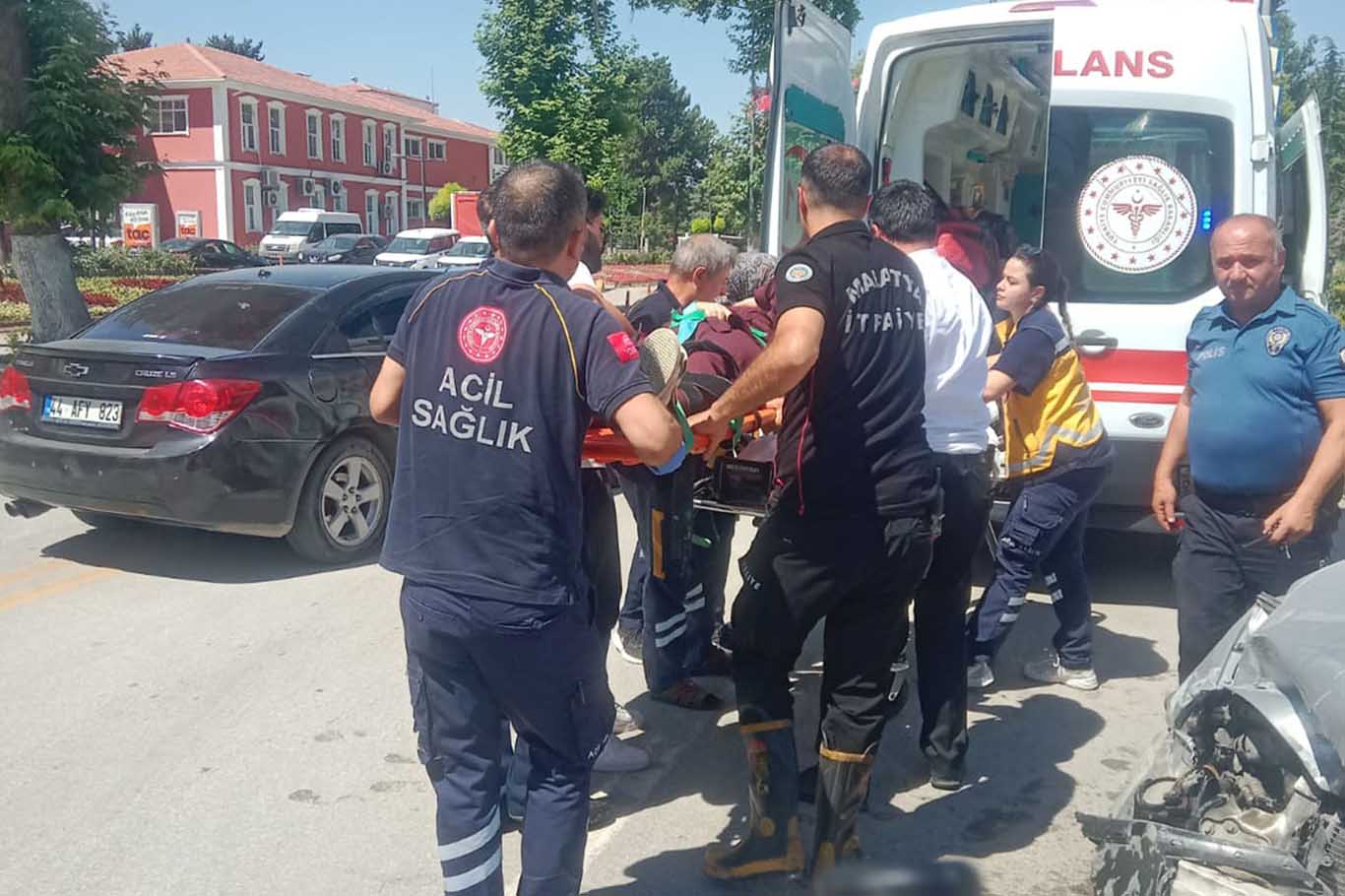 Malatya'da 2 Otomobil Çarpıştı 4 Yaralı 1