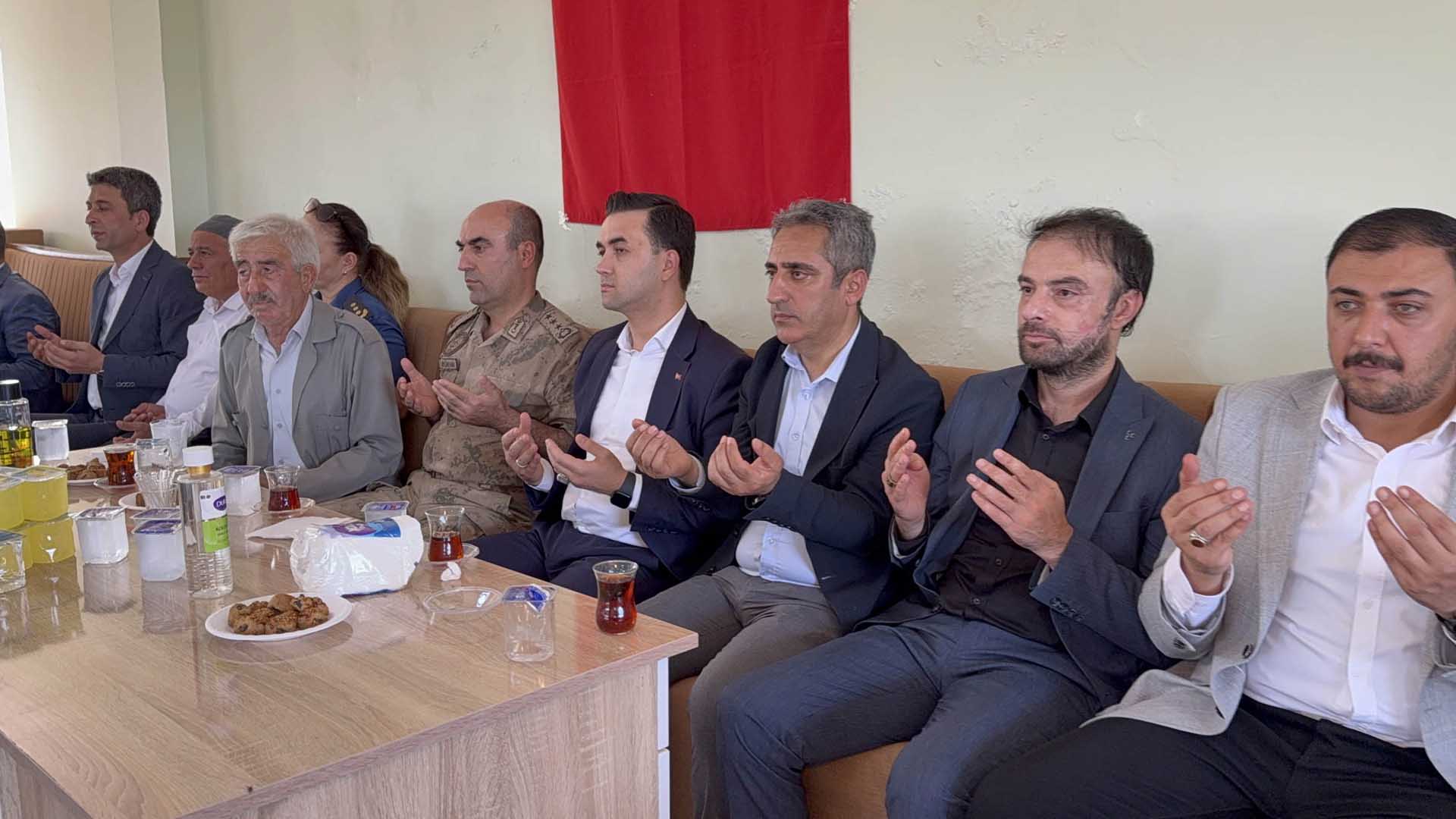 Mardin'de Pkk'nın Katlettiği 7’Si Çocuk 9 Kişi Dualarla Anıldı 3