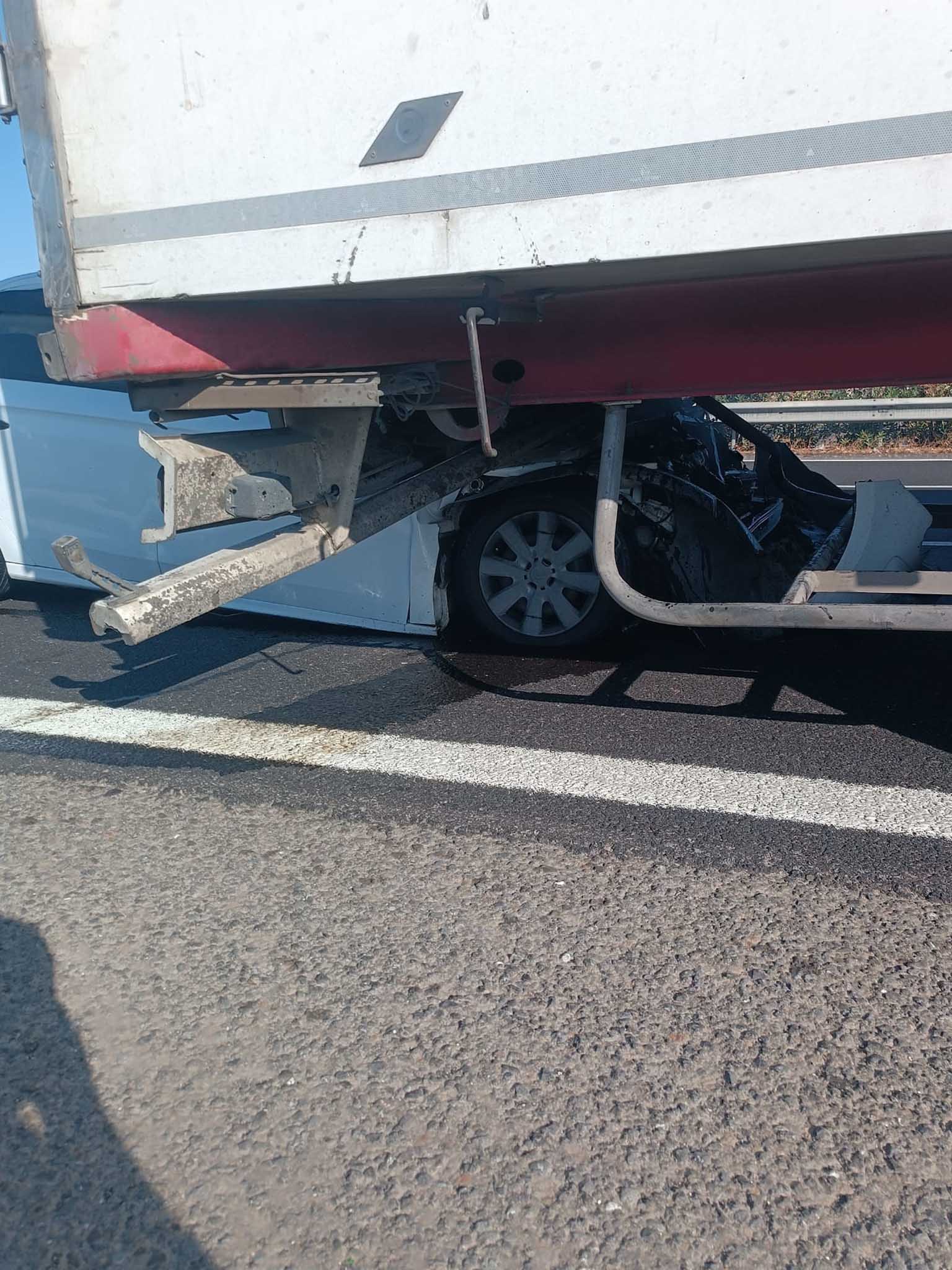 Otomobil Tıra Arkadan Çarptı Oğul Öldü, Baba Yaralandı 2