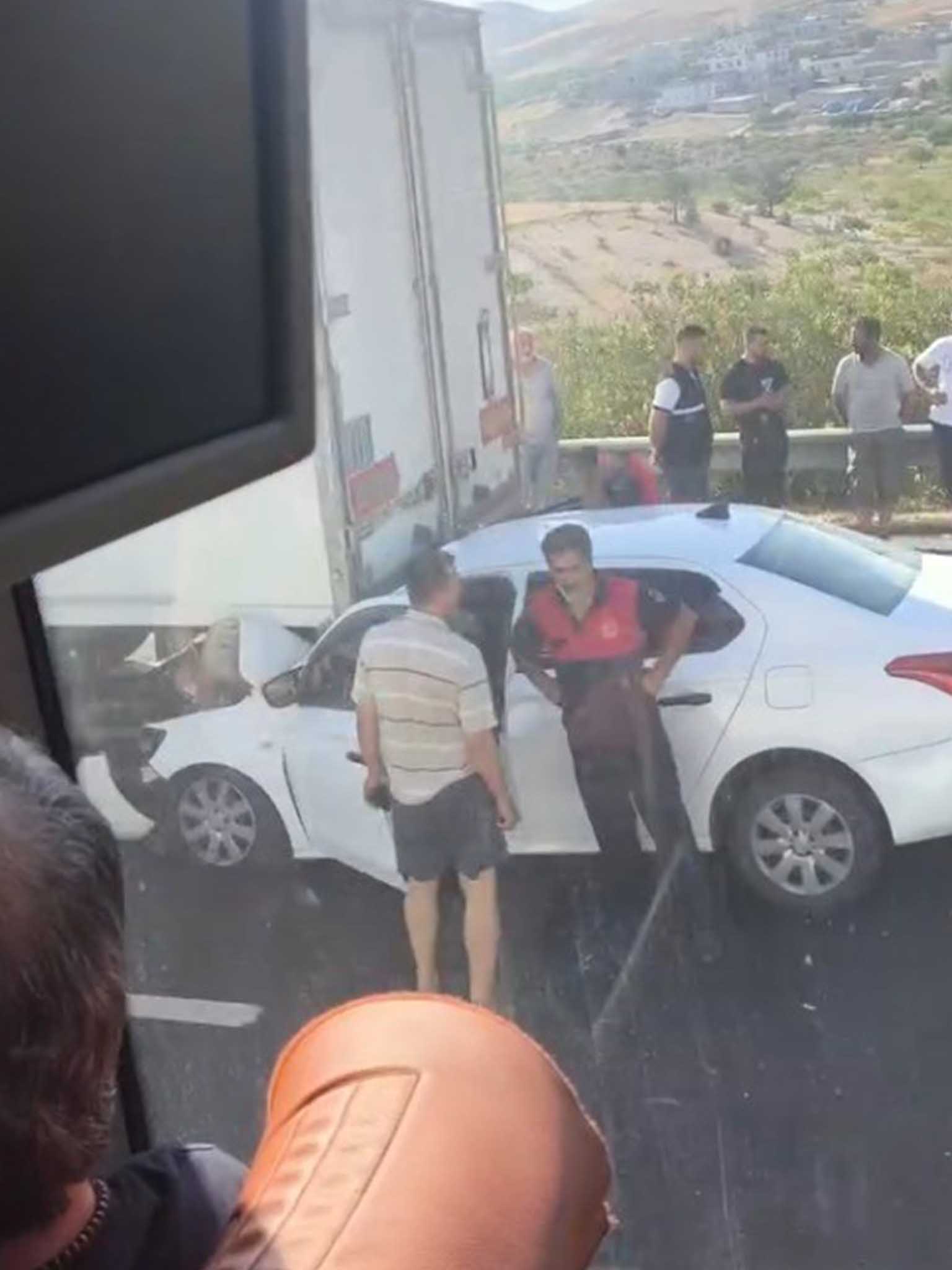 Otomobil Tıra Arkadan Çarptı Oğul Öldü, Baba Yaralandı 3