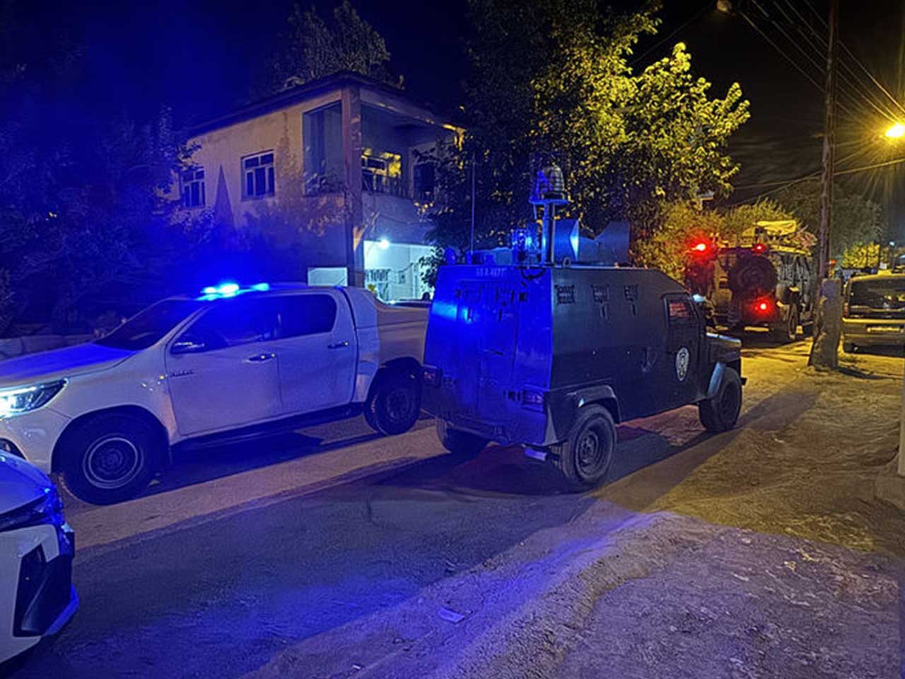 Otomobile Kalaşnikoflu Saldırıda Baba Öldü, Küçük Yaştaki 3 Kızı Yaralandı 1
