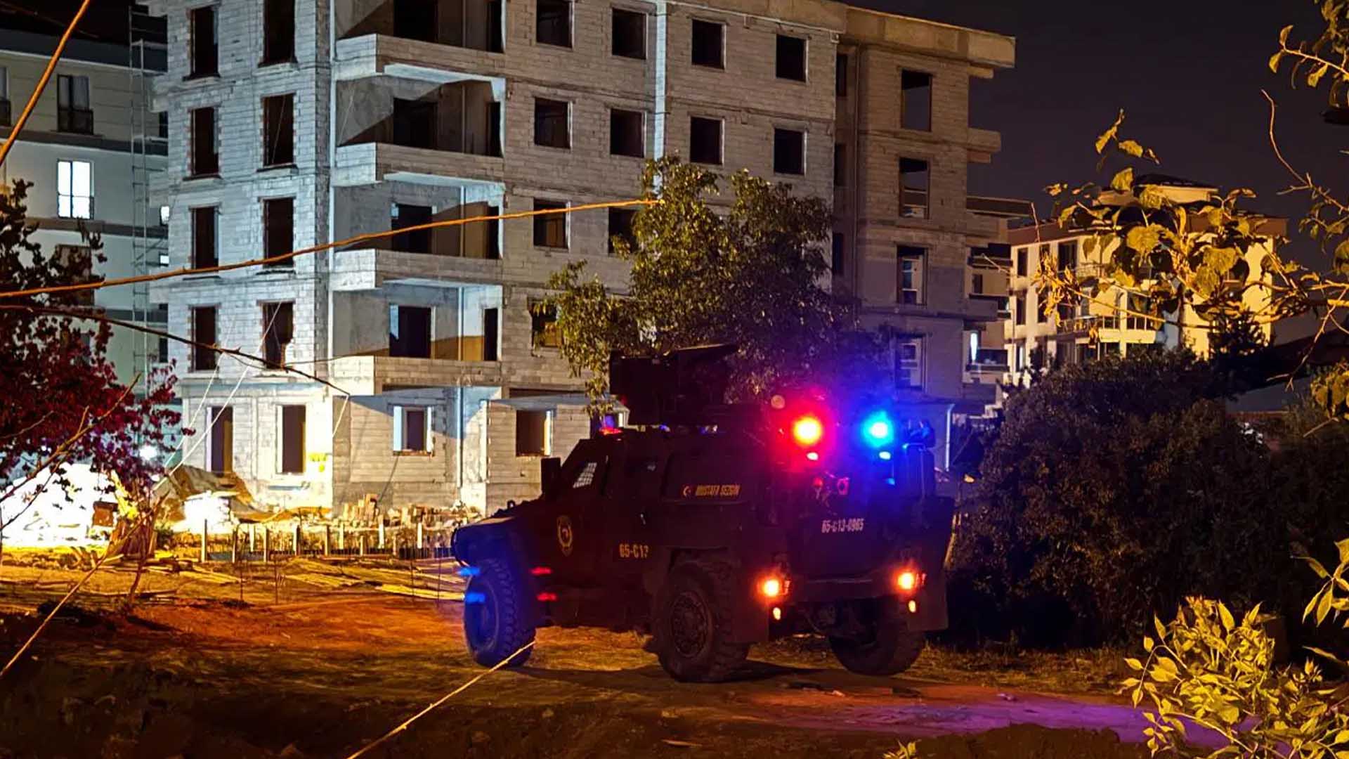 Otomobile Kalaşnikoflu Saldırıda Baba Öldü, Küçük Yaştaki 3 Kızı Yaralandı 3