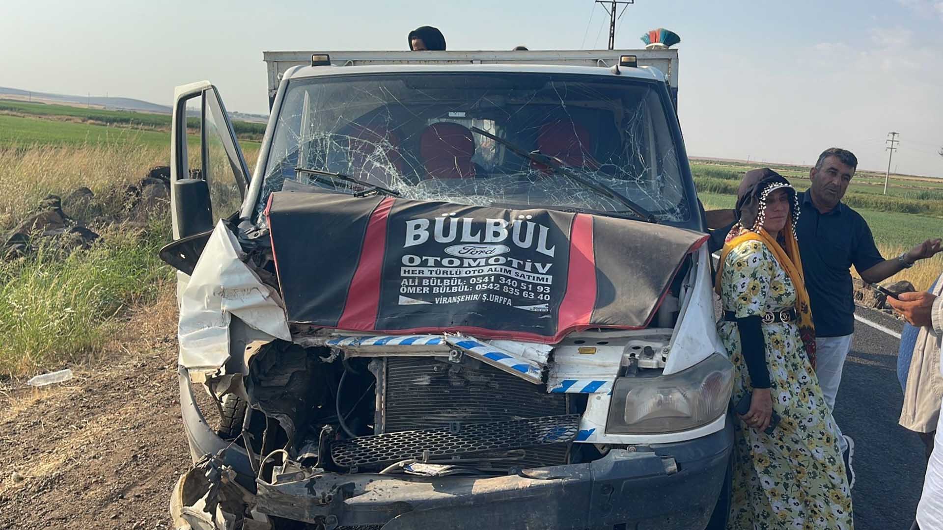 Şanlıurfa'da Tarım Işçilerini Taşıyan 2 Kamyonet Çarpıştı 11 Yaralı 3