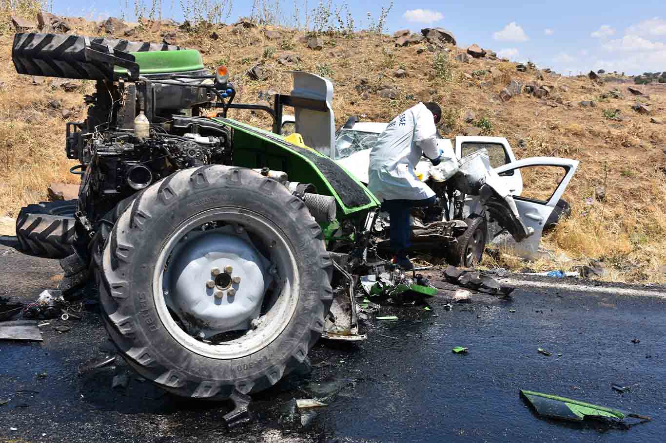 Siverek Diyarbakır Yolunda Feci Kaza 1 Ölü, 2 Yaralı 1