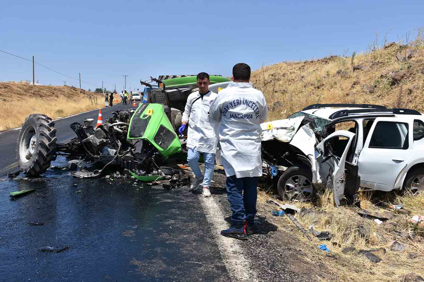 Siverek Diyarbakır Yolunda Feci Kaza 1 Ölü, 2 Yaralı 7