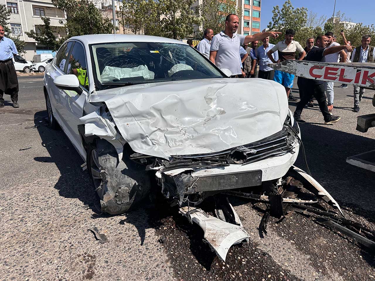 Siverek'te Iki Otomobil Kafa Kafaya Çarpıştı 1 Ölü, 4 Yaralı 2