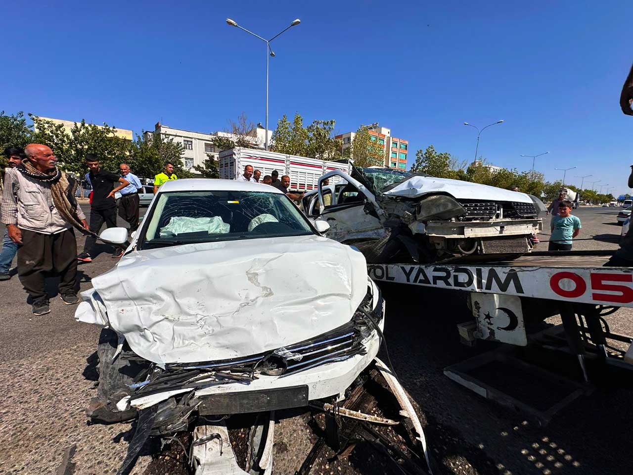 Siverek'te Iki Otomobil Kafa Kafaya Çarpıştı 1 Ölü, 4 Yaralı 3