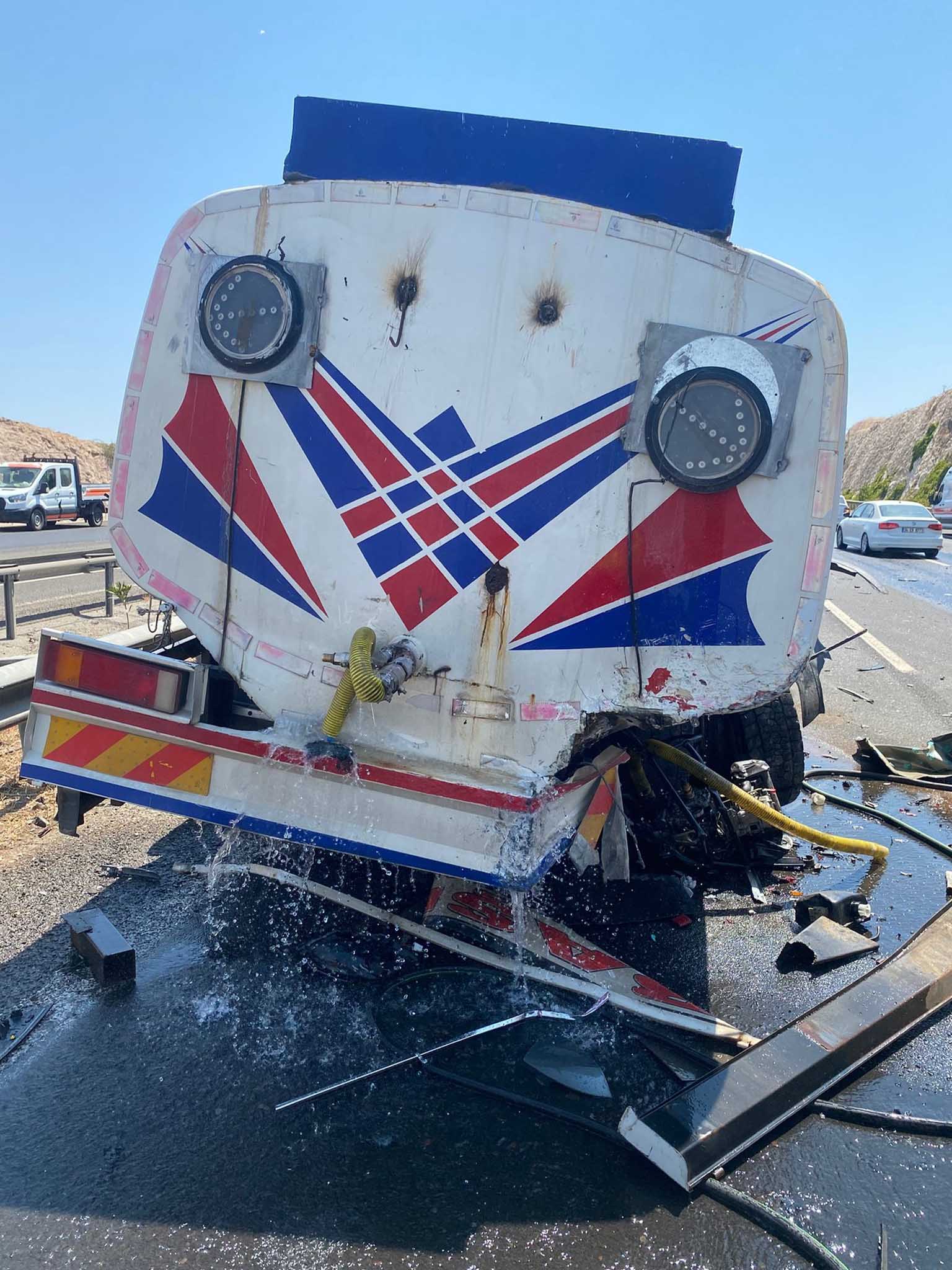 Su Tankerine Çarpan Otomobilin Sürücüsü Öldü 2
