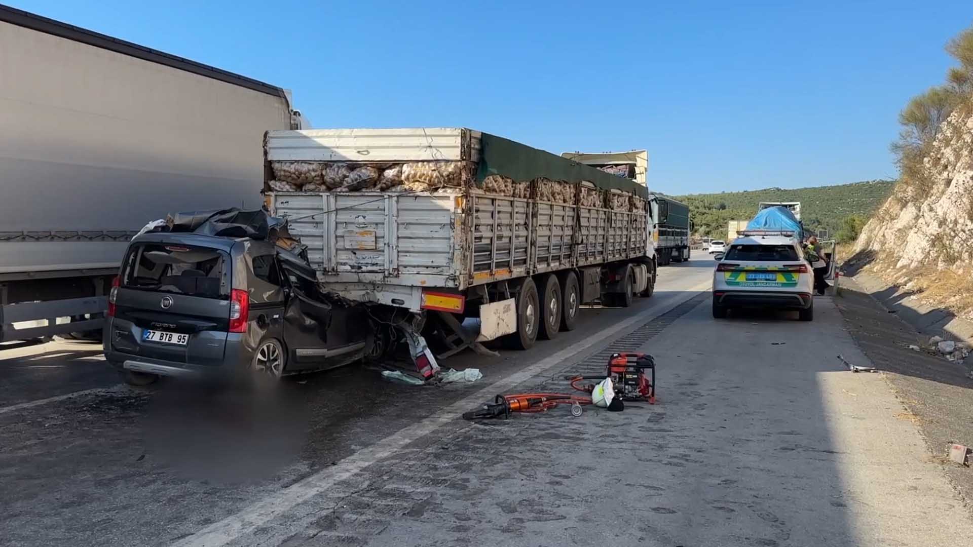 Tıra Arkadan Çarpan Hafif Ticari Araçtaki 1'I Çocuk 5 Kişi Öldü 1