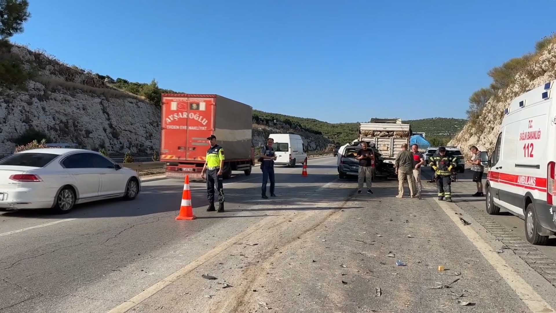 Tıra Arkadan Çarpan Hafif Ticari Araçtaki 1'I Çocuk 5 Kişi Öldü 2