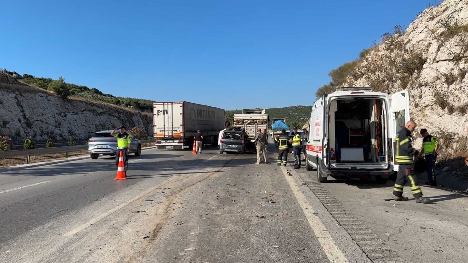 Tıra Arkadan Çarpan Hafif Ticari Araçtaki 1'I Çocuk 5 Kişi Öldü 3