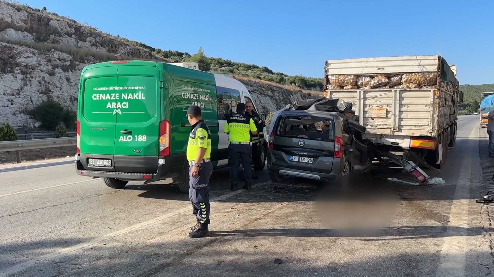 Tıra Arkadan Çarpan Hafif Ticari Araçtaki 1'I Çocuk 5 Kişi Öldü 4