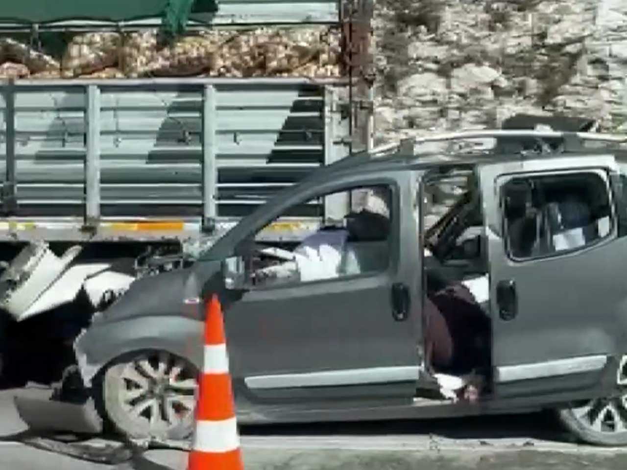 Tıra Arkadan Çarpan Hafif Ticari Araçtaki 1'I Çocuk 5 Kişi Öldü 6