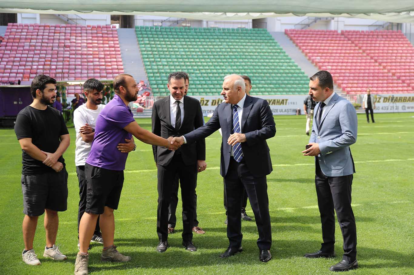Vali Murat Zorluoğlu, Diyarbakır Stadı'nda Incelemelerde Bulundu, Müjdeyi Verdi 1