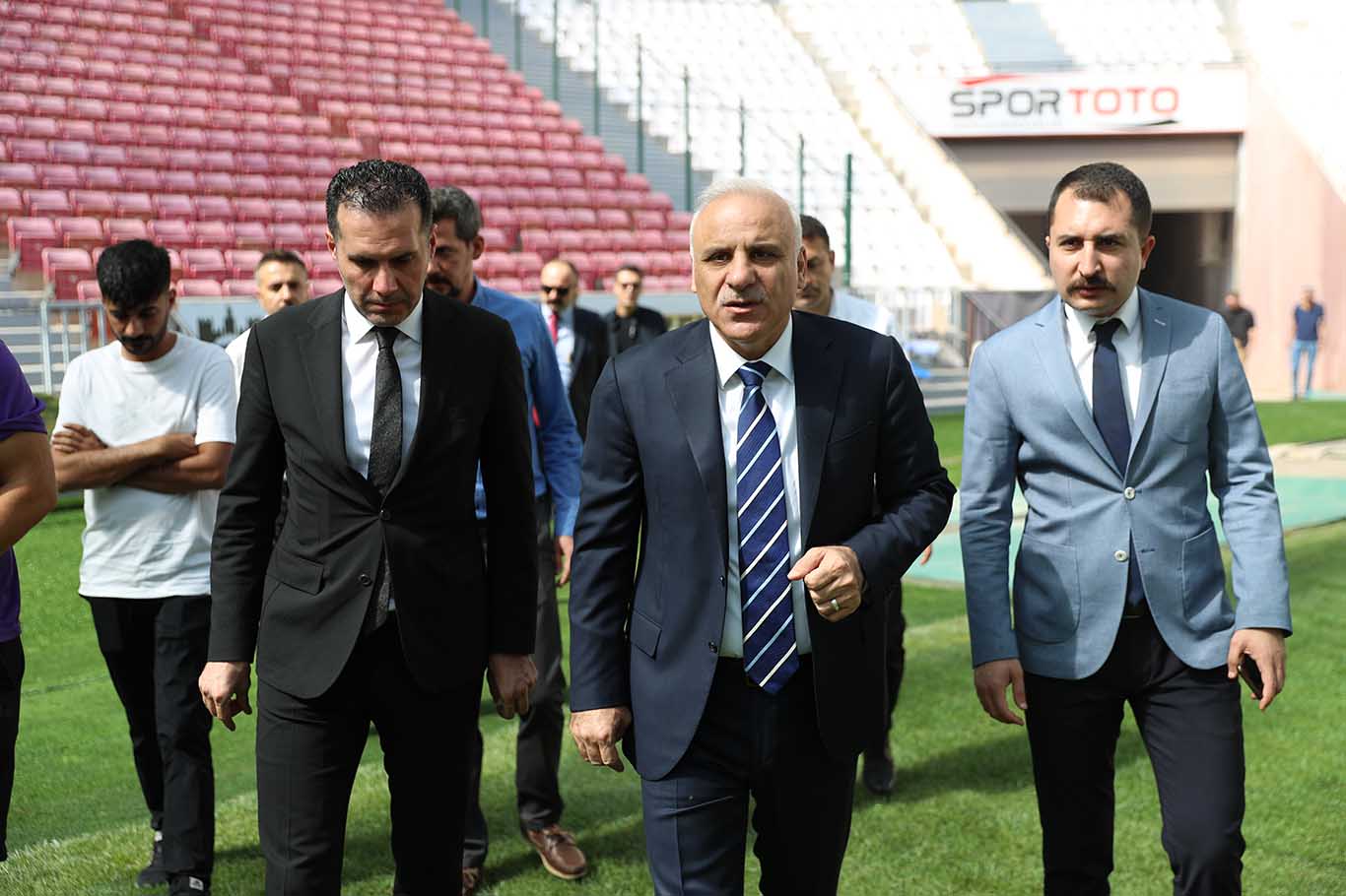 Vali Murat Zorluoğlu, Diyarbakır Stadı'nda Incelemelerde Bulundu, Müjdeyi Verdi 2