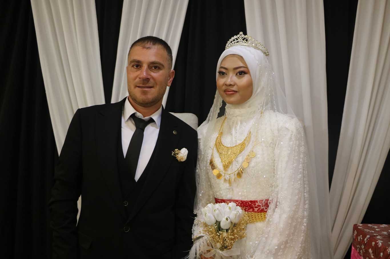 Endonezya’dan Turist Olarak Geldi, İstanbul’da Kayboldu Hakkari’nin Gelini Oldu 2