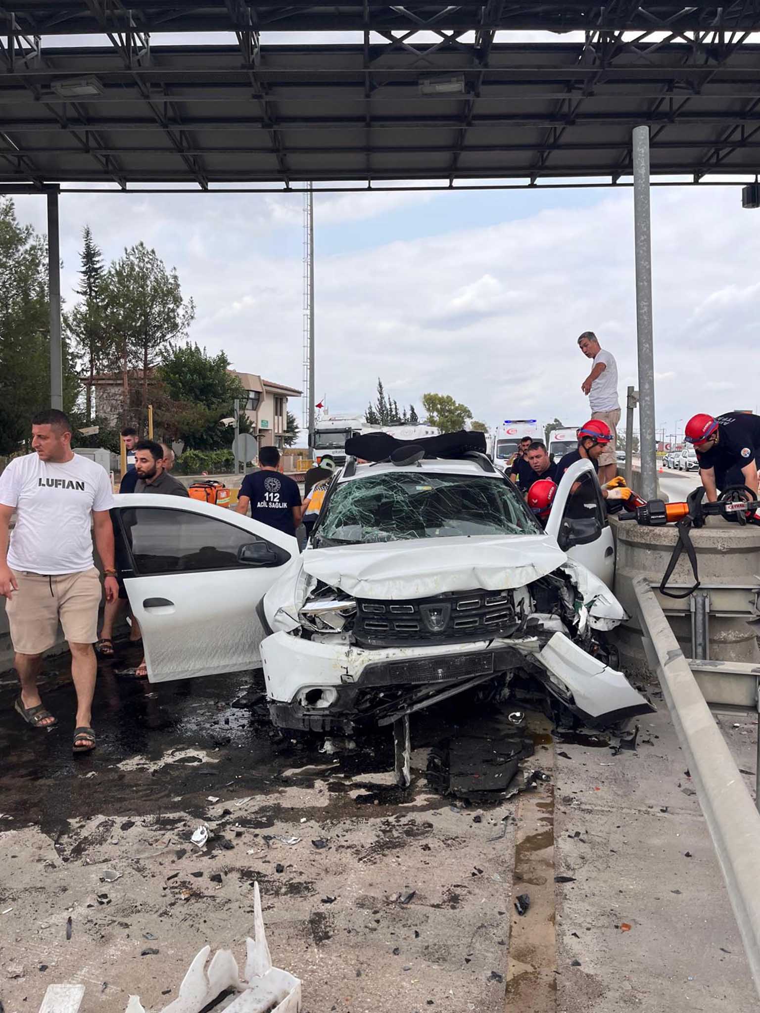 Otomobil, Otoyol Gişelerinin Beton Bariyerine Çarptı 1 Ölü, 4 Yaralı 1