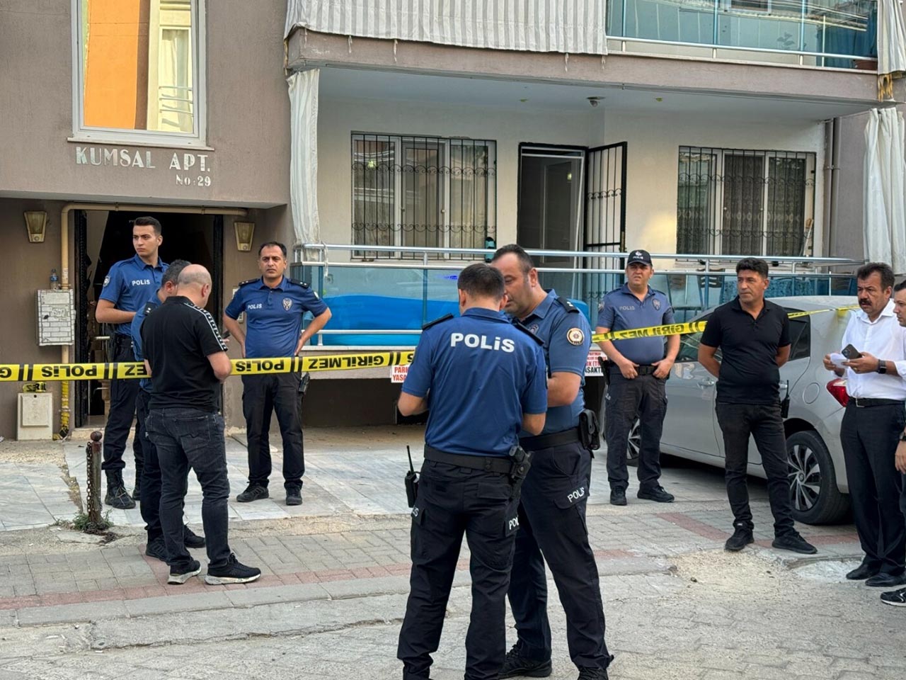 Polis Memuru, Eşini Ve 2 Çocuğunu Öldürüp Yaşamına Son Verdi 1