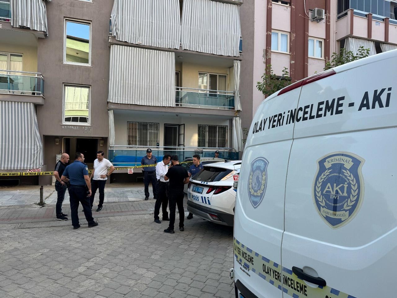 Polis Memuru, Eşini Ve 2 Çocuğunu Öldürüp Yaşamına Son Verdi 3