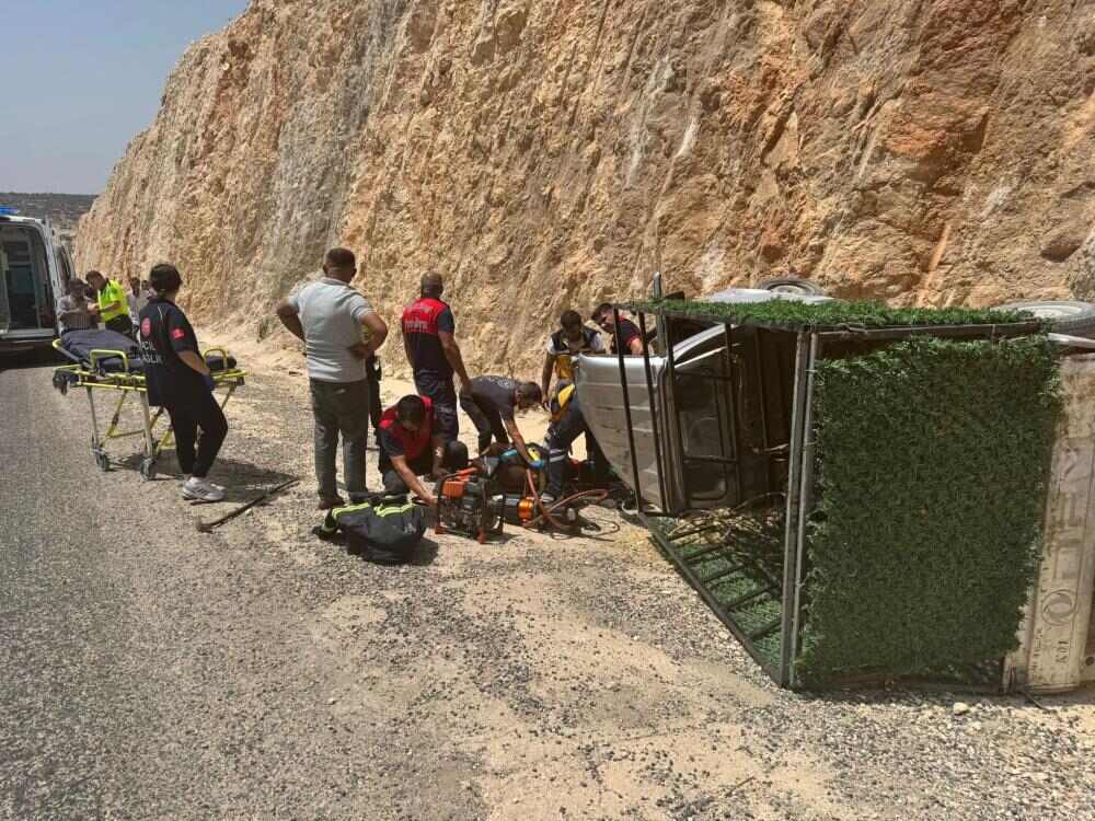 Şarampole Devrilen Kamyonette Sürücü Ağır Yaralandı (1)