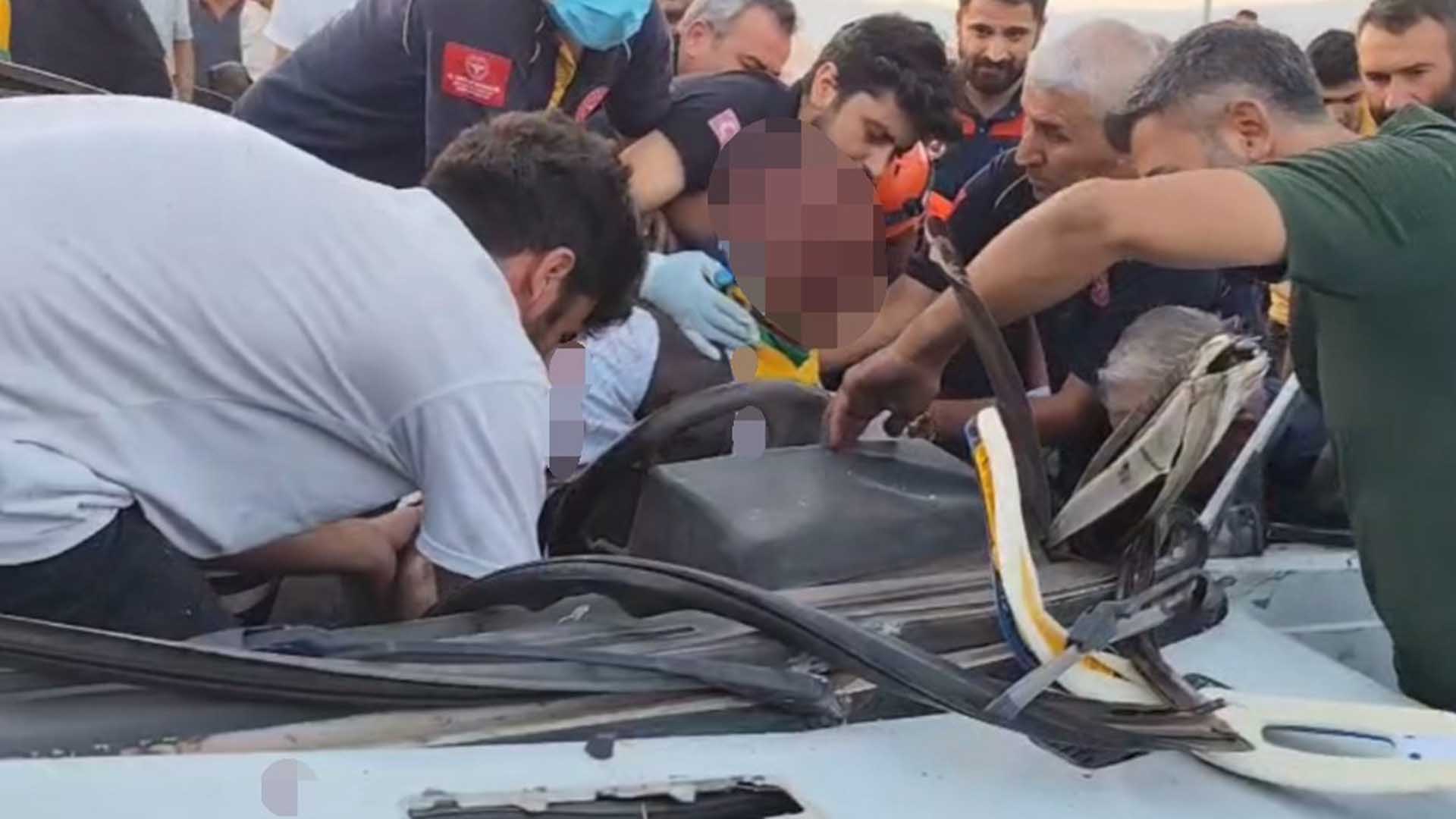 Takla Atan Otomobildeki 4 Kişi Yaralandı 3