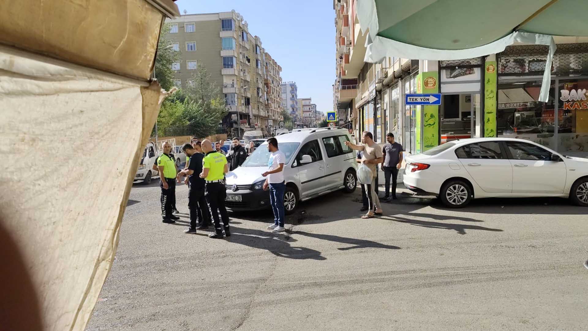 Bismil’de Otomobil Ile Hafifi Ticari Araç Çarpıştı 2