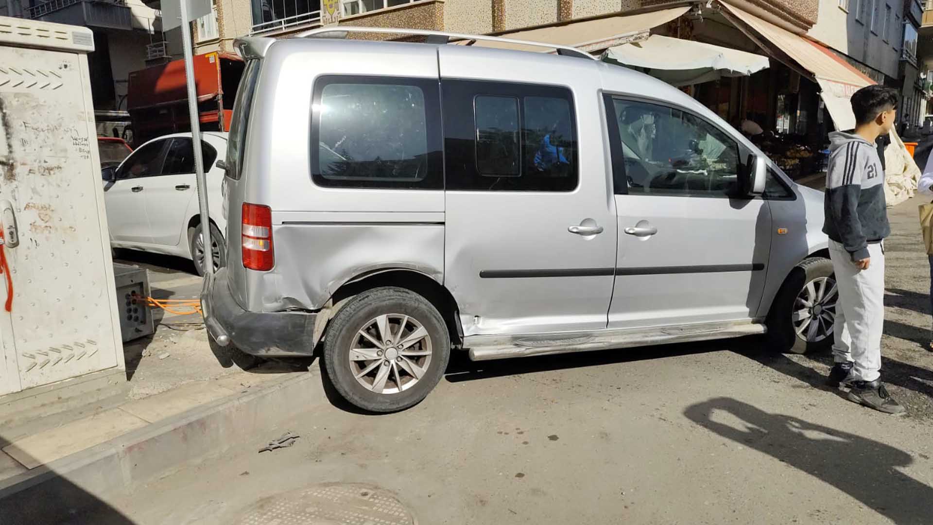 Bismil’de Otomobil Ile Hafifi Ticari Araç Çarpıştı 3
