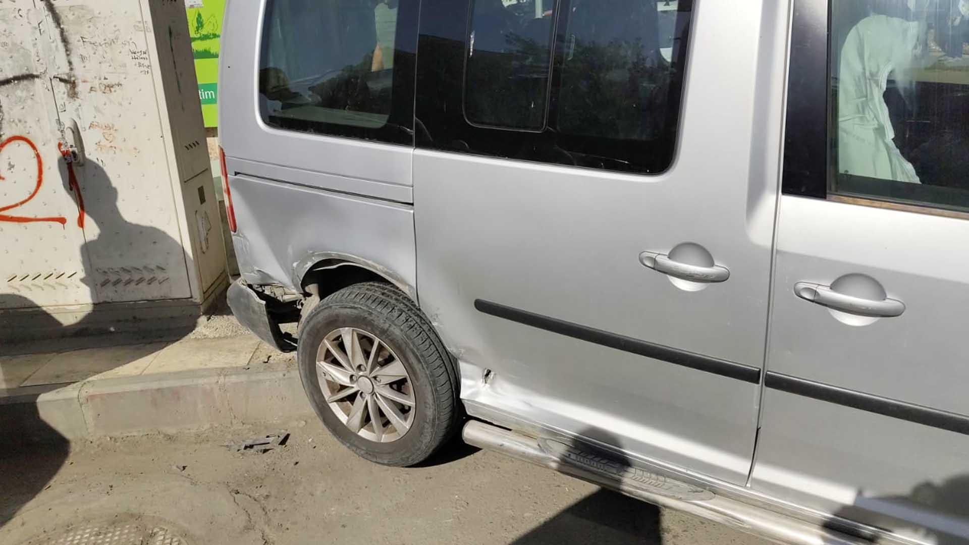 Bismil’de Otomobil Ile Hafifi Ticari Araç Çarpıştı 4