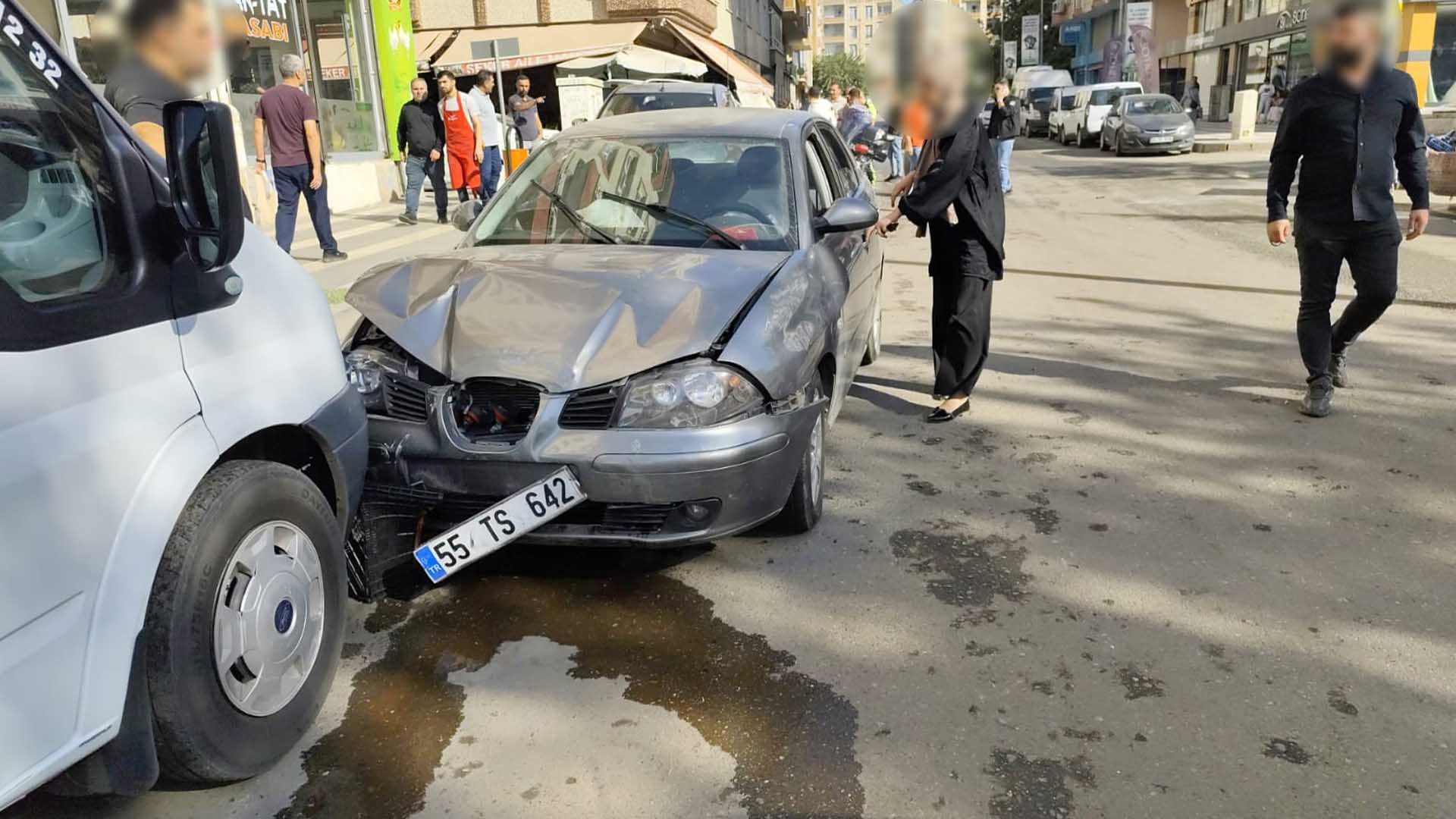 Bismil’de Otomobil Ile Hafifi Ticari Araç Çarpıştı 5