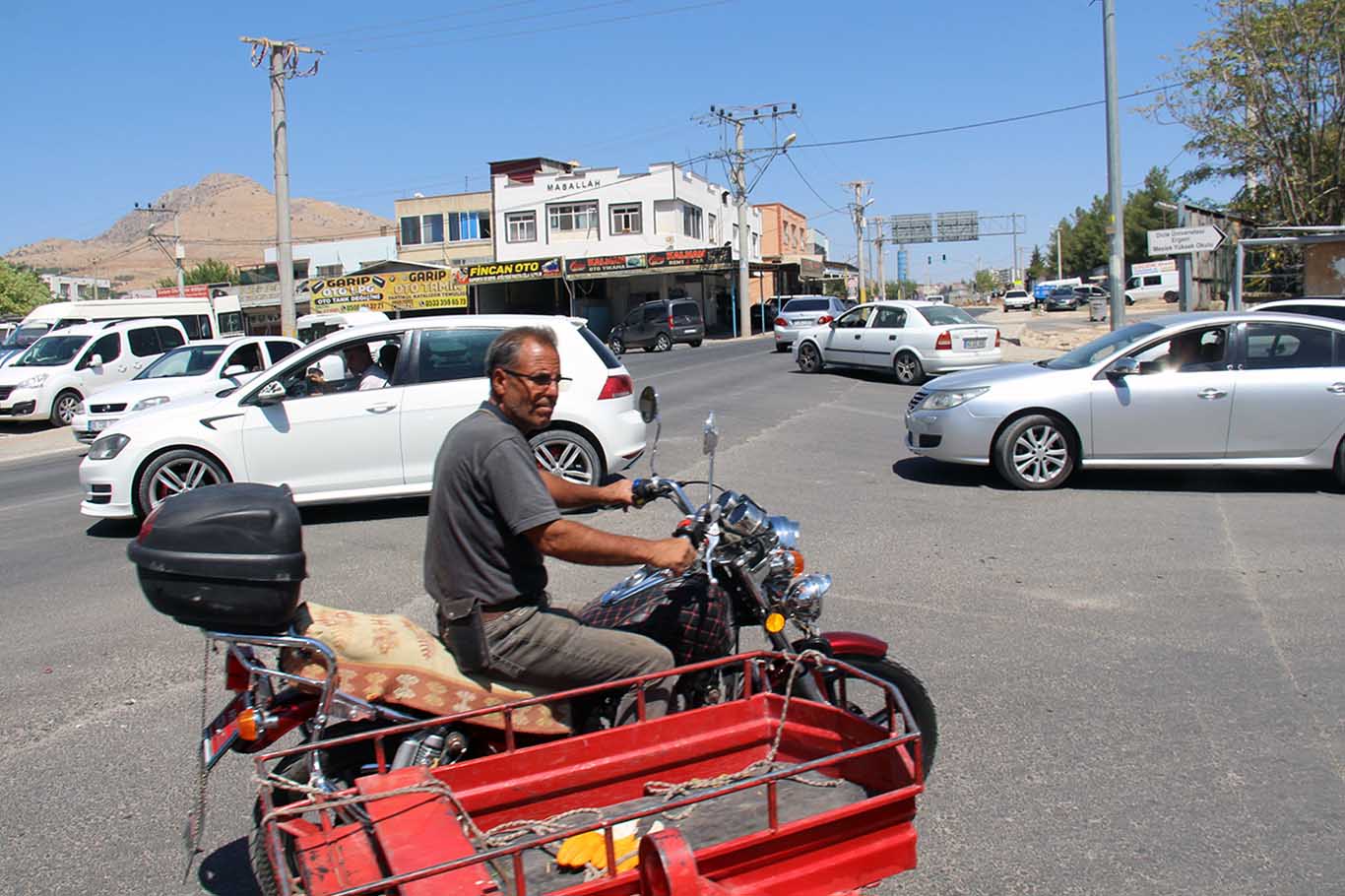 Diyarbakır’da Kavşak Çilesi Haftada 10 Kaza Yaşanıyor, Öğrenciler Ve Yayalar Için Tehlike Saçıyor 3