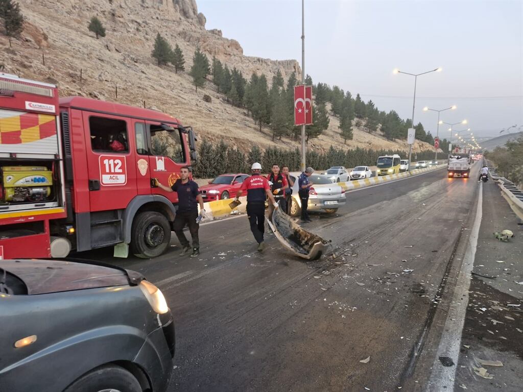 Mardin’de Otomobil Refüje Çarptı Sürücü Yaralandı (1)
