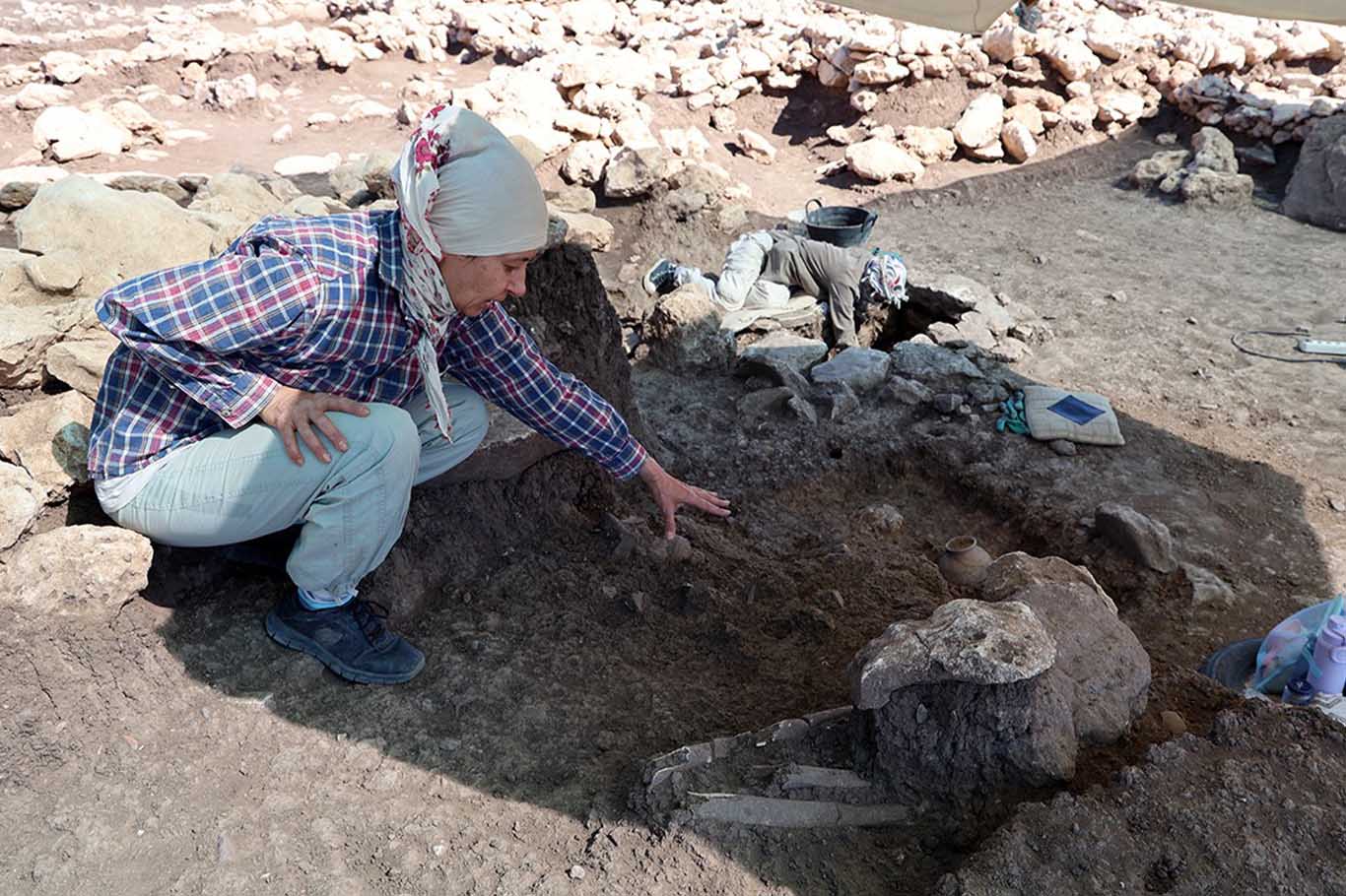 Diyarbakır’da Kazı Çalışmalarında 8 Mezar Gün Yüzüne Çıkarıldı 1