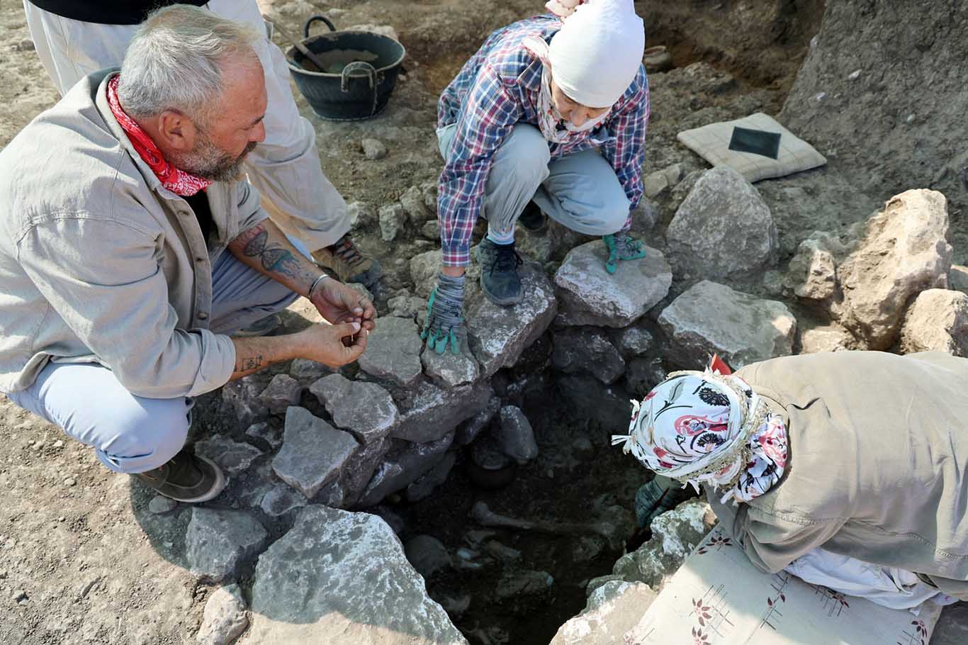 Diyarbakır’da Kazı Çalışmalarında 8 Mezar Gün Yüzüne Çıkarıldı 2