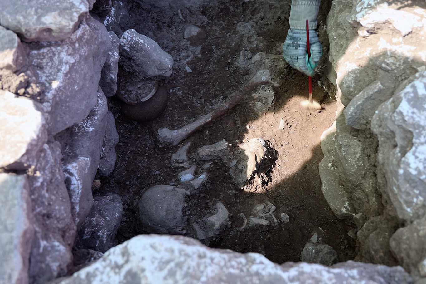 Diyarbakır’da Kazı Çalışmalarında 8 Mezar Gün Yüzüne Çıkarıldı 3